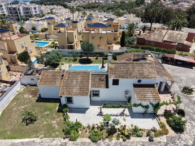4 soverom Villa til salgs i Villamartin, Orihuela med svømmebasseng - € 630 000 (Ref: 9926937)