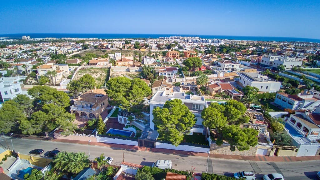 6 sovrum Villa till salu i Torrevieja med pool - 890 000 € (Ref: 9930422)