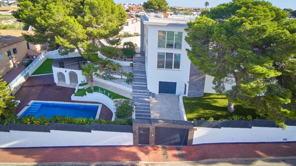 6 sovrum Villa till salu i Torrevieja med pool - 890 000 € (Ref: 9930422)