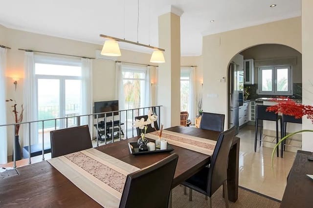 4 soveværelse Villa til salg i Orba med swimmingpool - € 545.000 (Ref: 9930487)