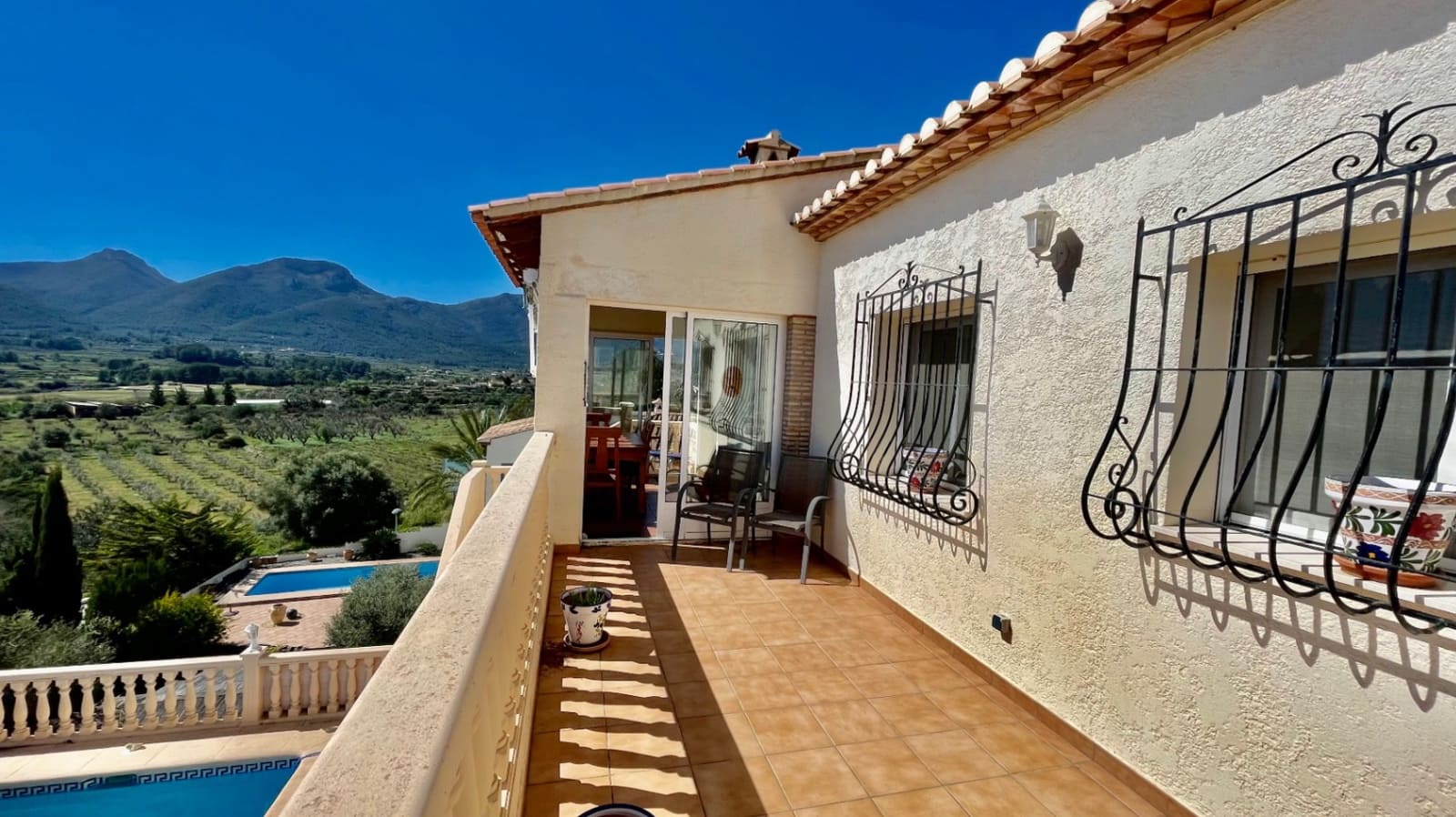 6 Zimmer Villa zu verkaufen in Jalon / Xalo mit Pool - 599.950 € (Ref: 9930490)
