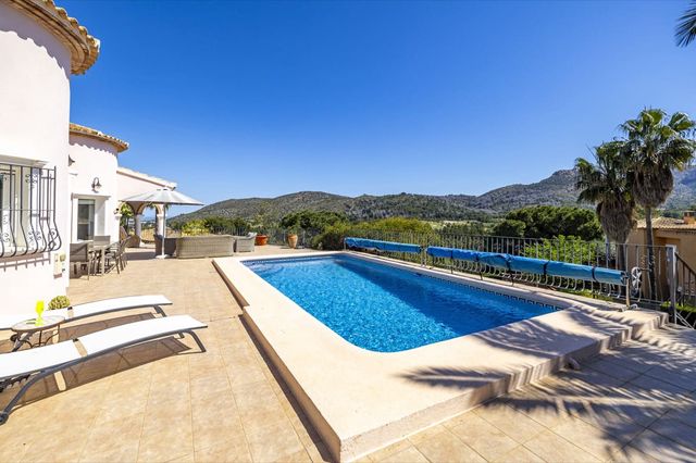 4 Zimmer Villa zu verkaufen in Dénia mit Pool - 725.000 € (Ref: 9930513)
