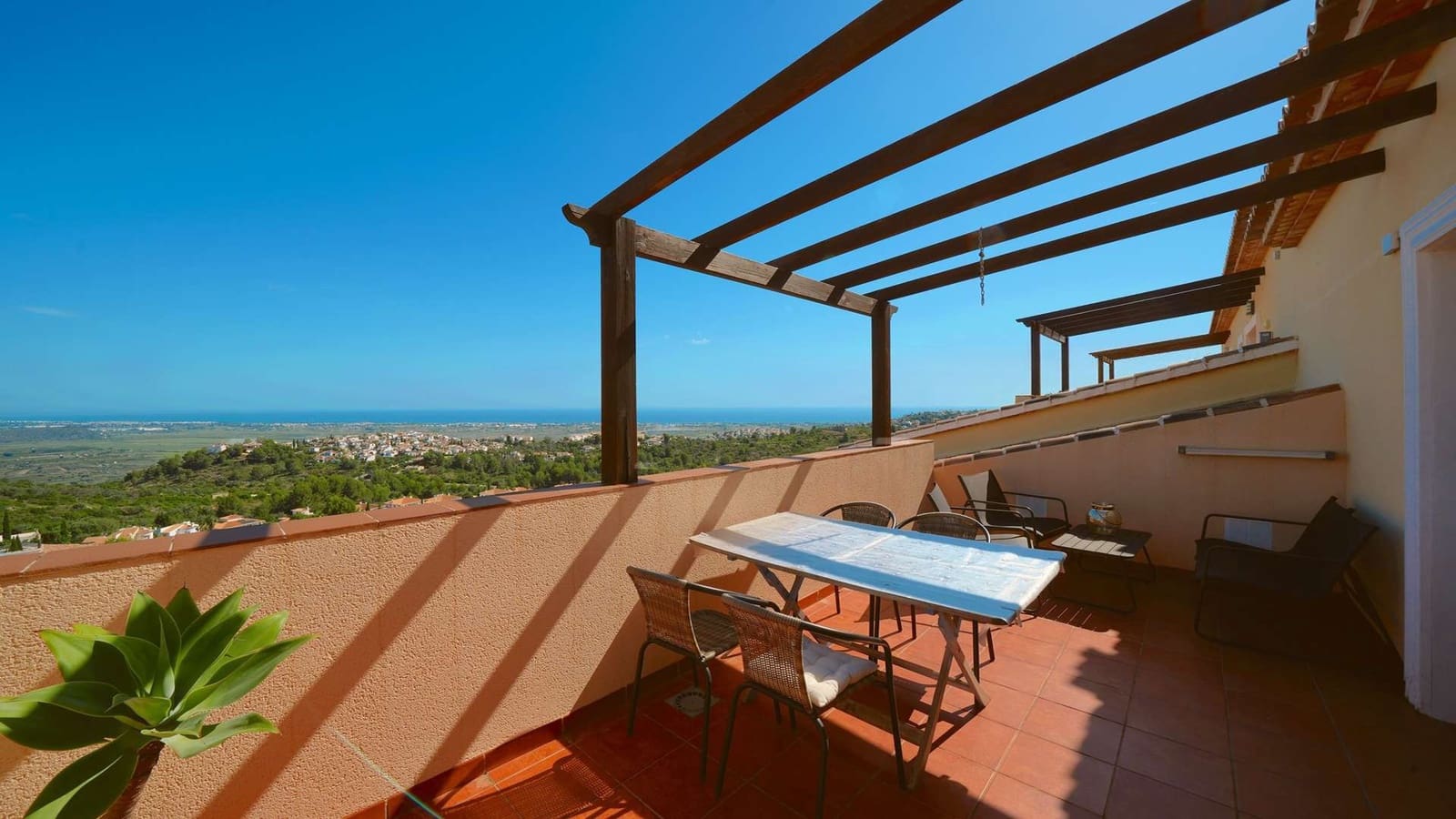 3 bedroom Townhouse for sale in Rafol de Almunia with pool - € 225,000 (Ref: 9947393)