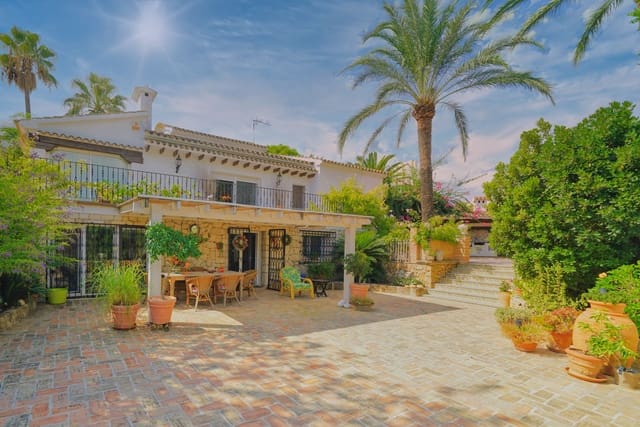 5 Zimmer Villa zu verkaufen in Dénia mit Pool Garage - 975.000 € (Ref: 1421516)