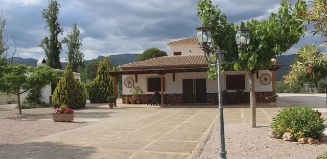 8 bedroom Finca/Country House for sale in Moratalla with pool - € 350,000 (Ref: 9922749)