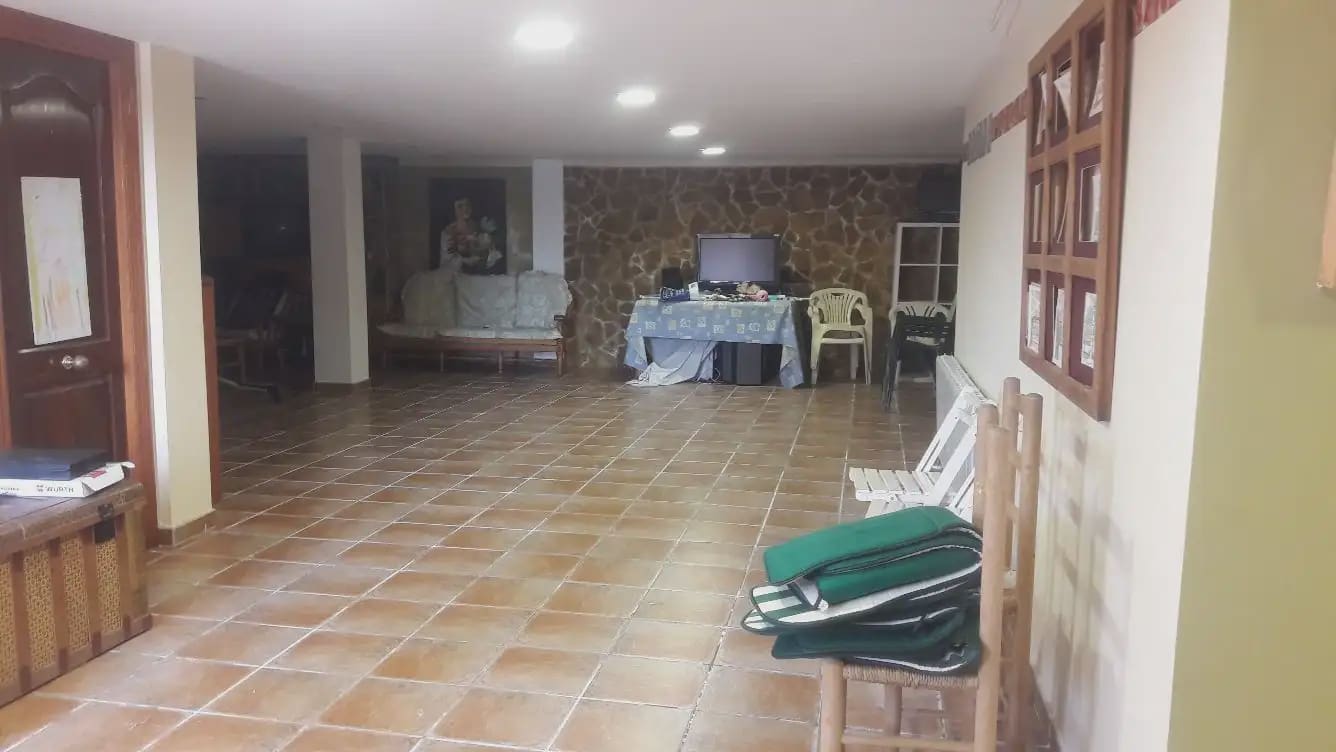 5 bedroom Villa for sale in Beniajan with pool garage - € 385,000 (Ref: 9922753)