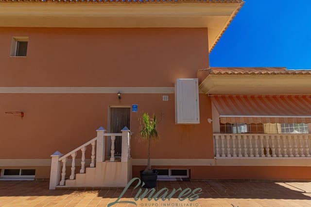 Chalet de 3 habitaciones en La Manga del Mar Menor en venta - 599.000 € (Ref: 10120136)