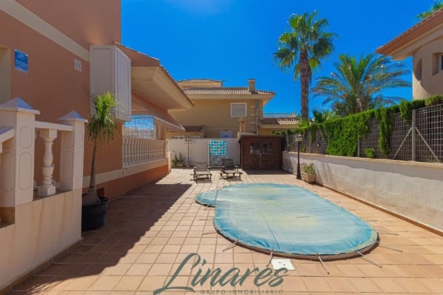 Chalet de 3 habitaciones en La Manga del Mar Menor en venta - 599.000 € (Ref: 10120136)