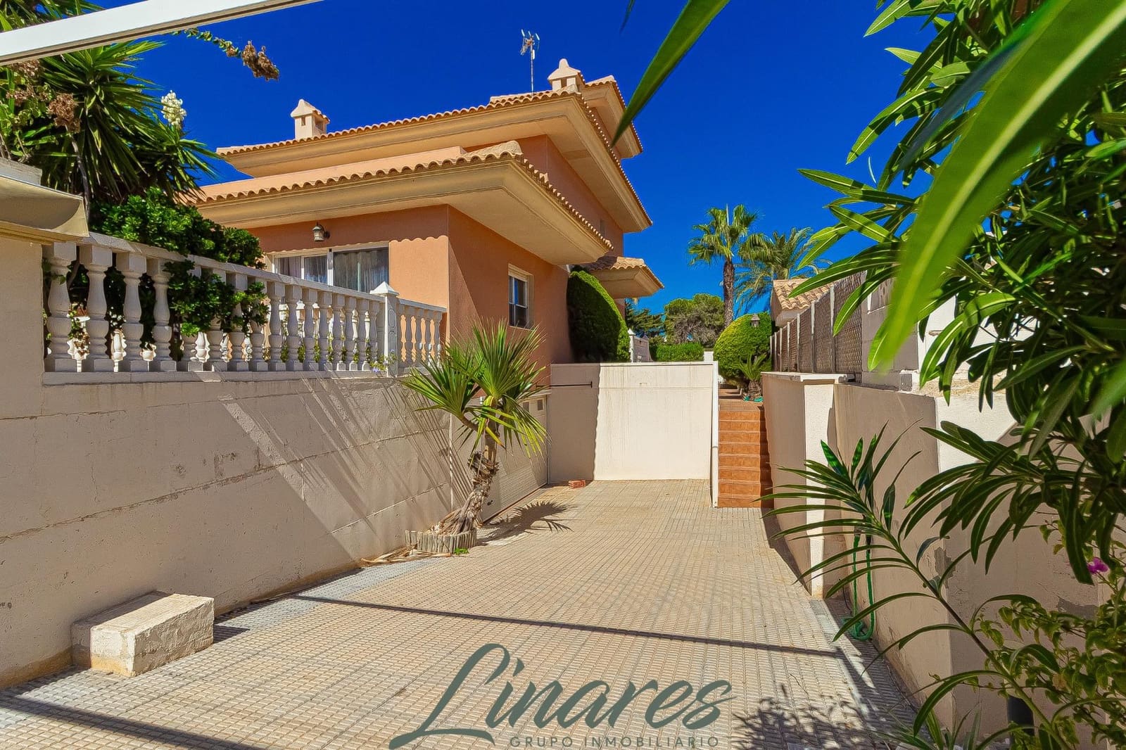 Chalet de 3 habitaciones en La Manga del Mar Menor en venta - 599.000 € (Ref: 10120136)
