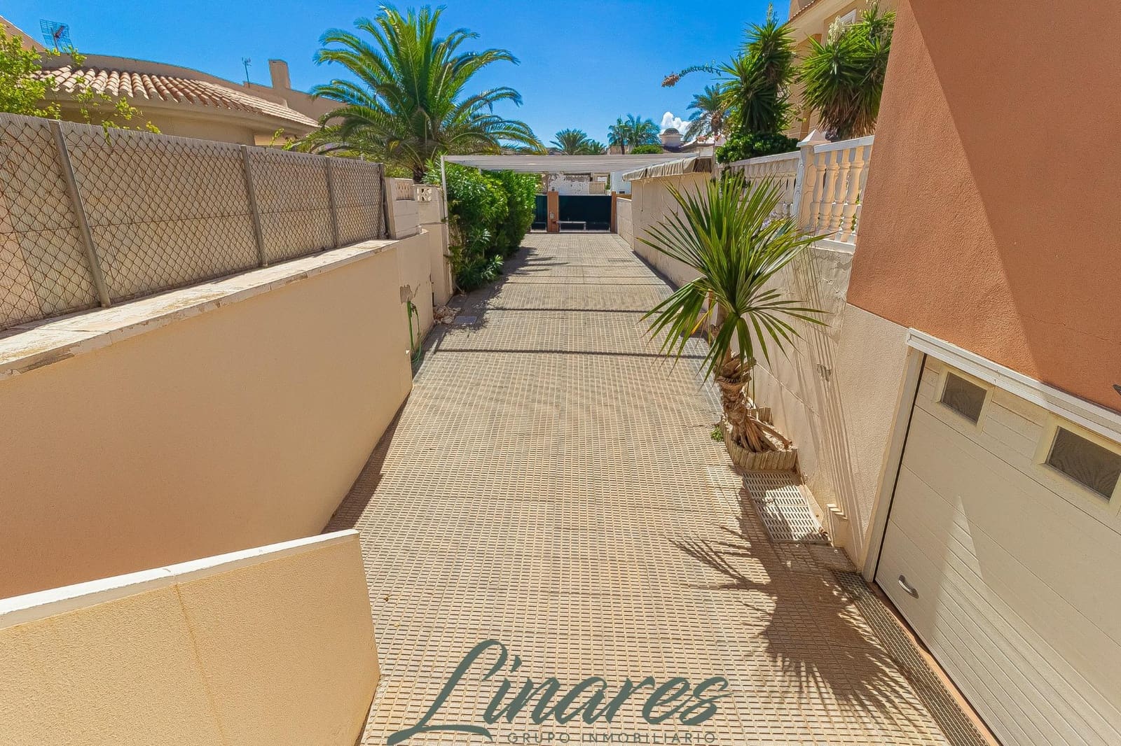 Chalet de 3 habitaciones en La Manga del Mar Menor en venta - 599.000 € (Ref: 10120136)