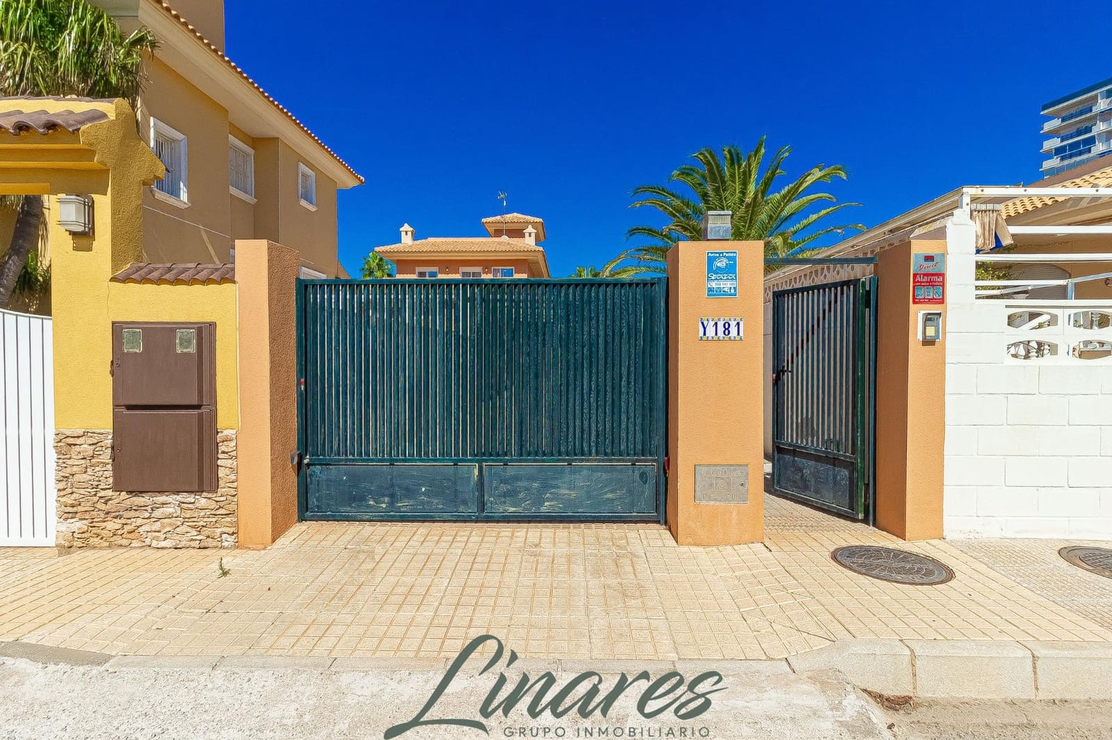 Chalet de 3 habitaciones en La Manga del Mar Menor en venta - 599.000 € (Ref: 10120136)