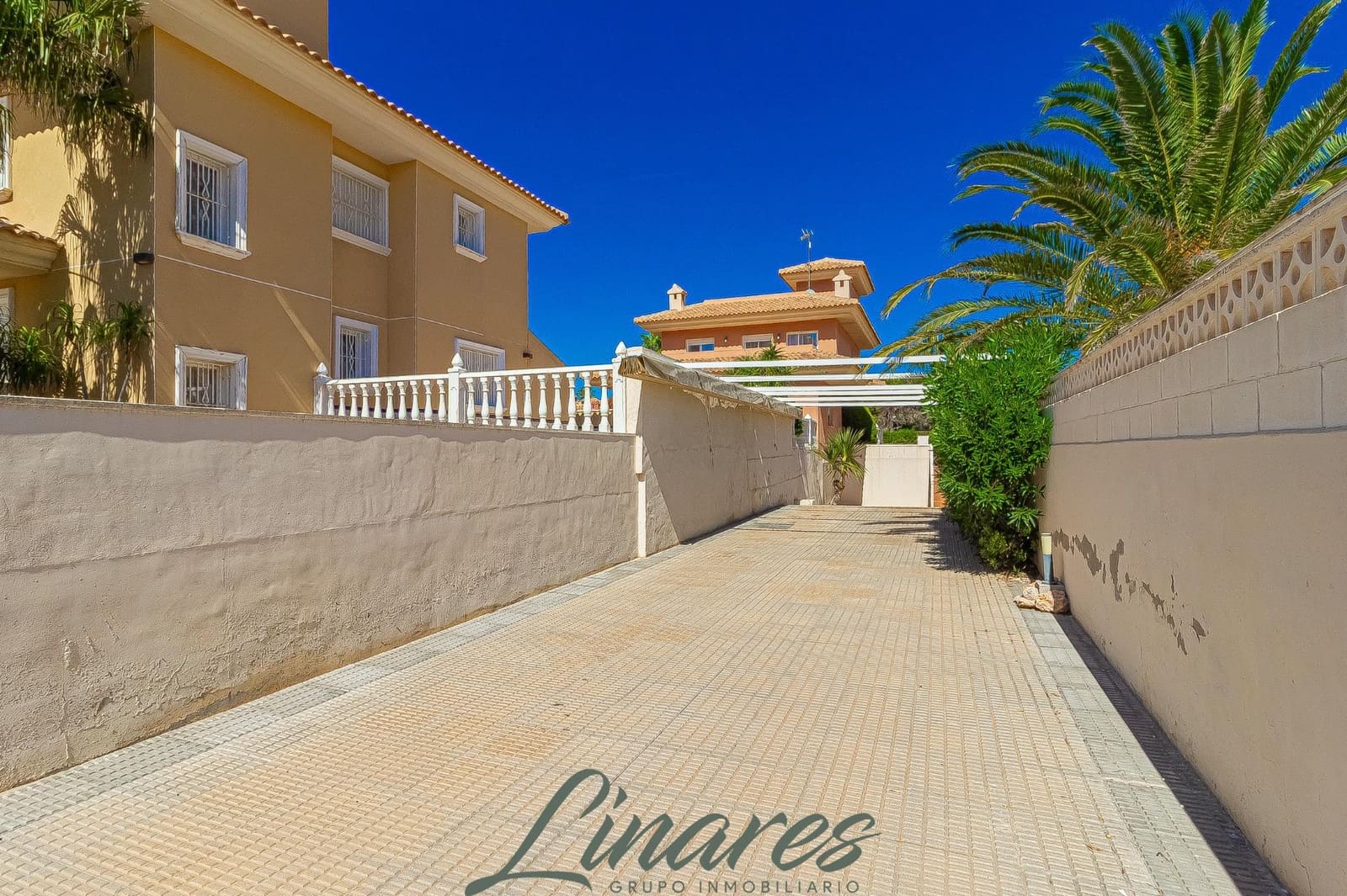 Chalet de 3 habitaciones en La Manga del Mar Menor en venta - 599.000 € (Ref: 10120136)