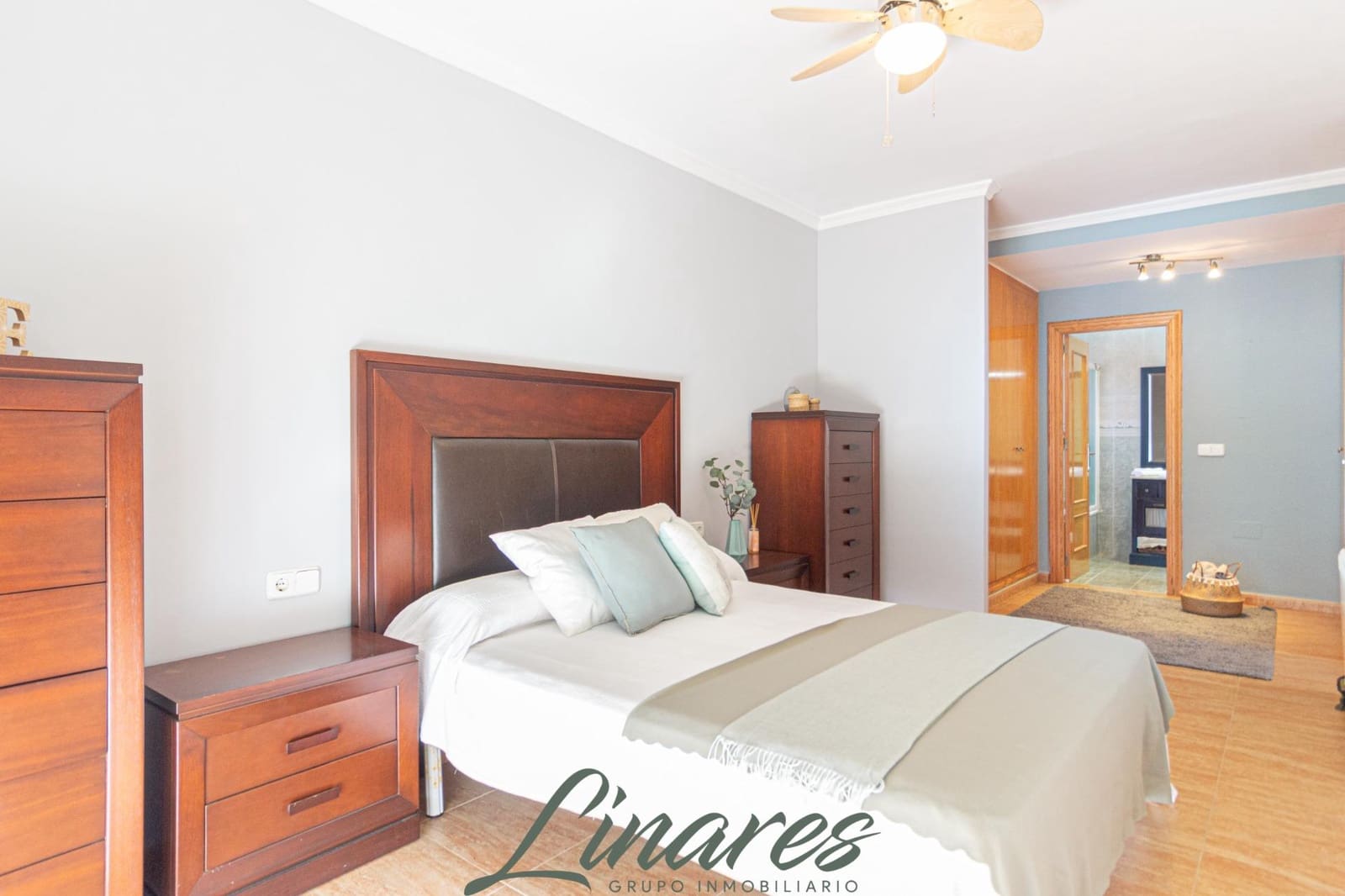 Chalet de 3 habitaciones en La Manga del Mar Menor en venta - 599.000 € (Ref: 10120136)