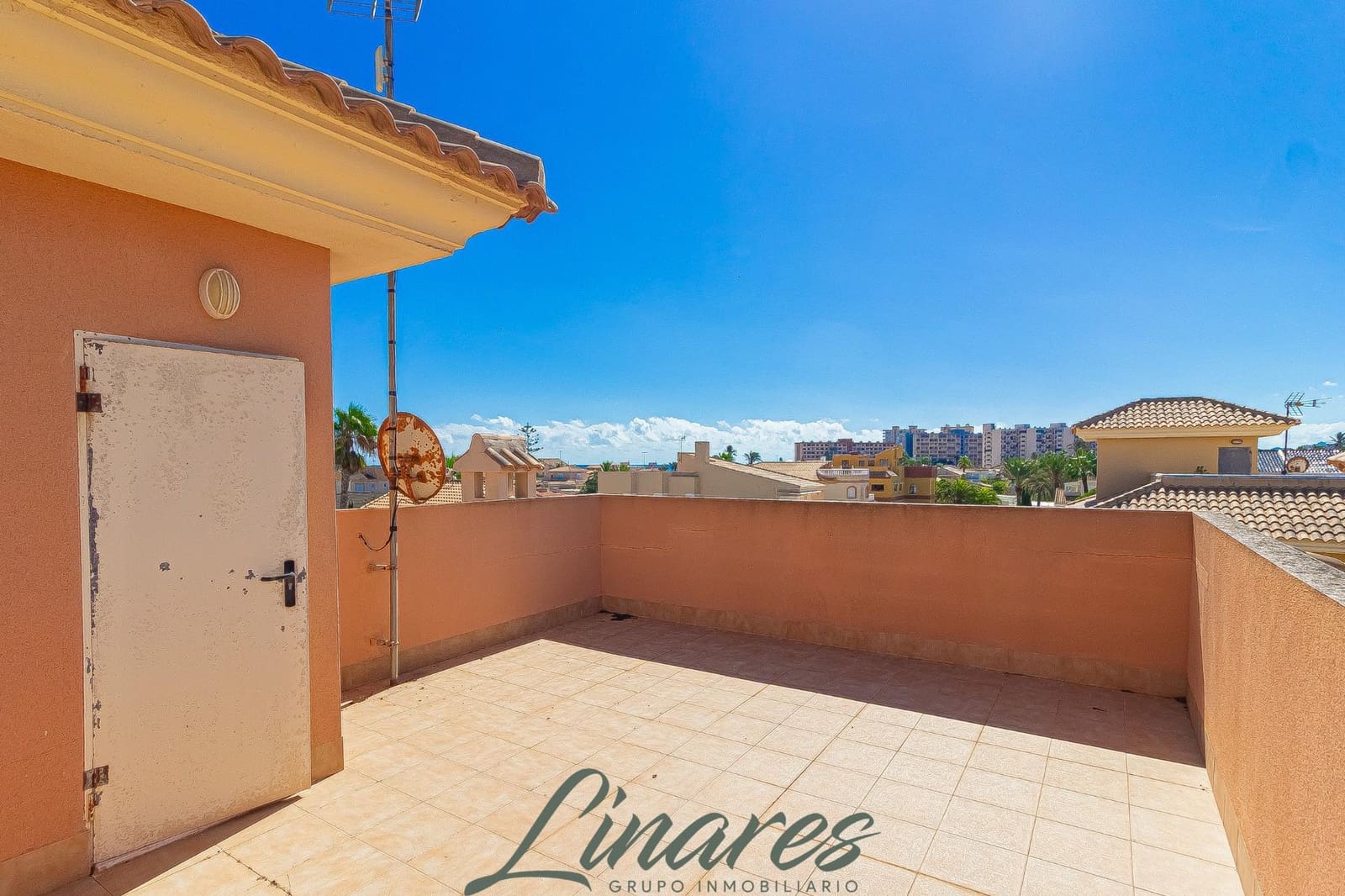 Chalet de 3 habitaciones en La Manga del Mar Menor en venta - 599.000 € (Ref: 10120136)