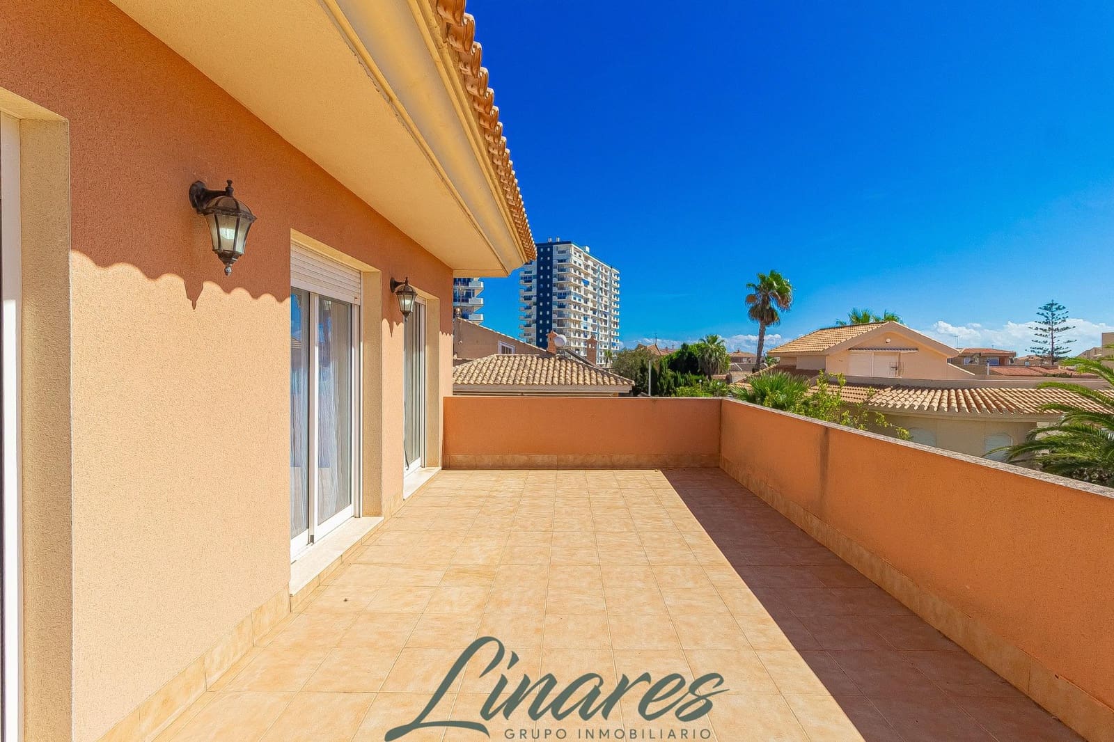 Chalet de 3 habitaciones en La Manga del Mar Menor en venta - 599.000 € (Ref: 10120136)