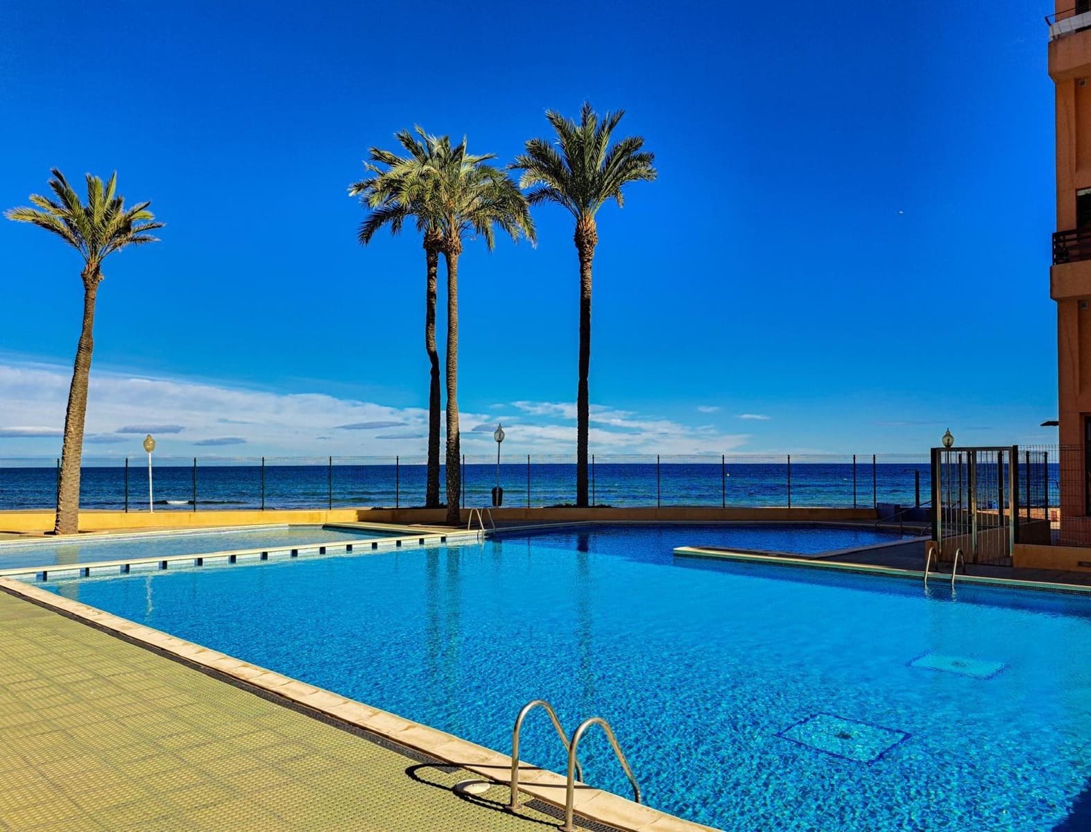 1 bedroom Apartment for sale in La Manga del Mar Menor with pool - € 140,000 (Ref: 10162367)