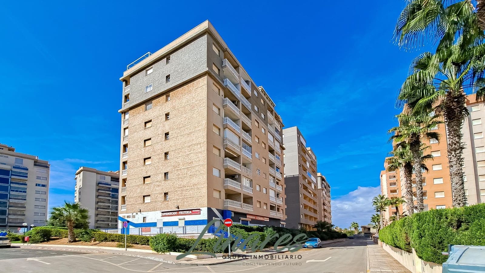 2 bedroom Apartment for sale in La Manga del Mar Menor with pool - € 126,000 (Ref: 9321794)
