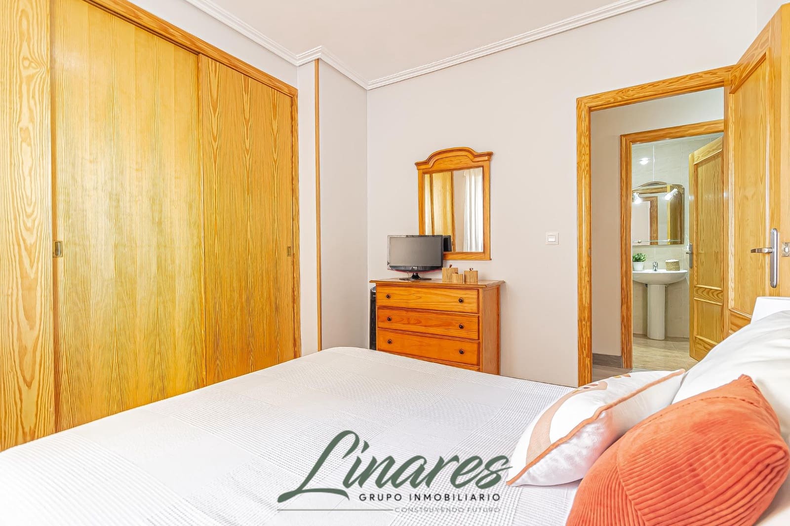 2 bedroom Apartment for sale in La Manga del Mar Menor with pool - € 126,000 (Ref: 9321794)