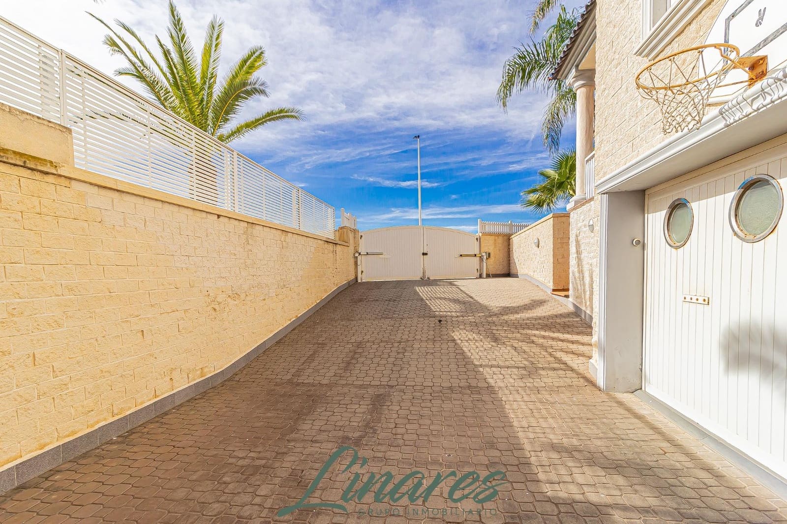 6 bedroom Villa for sale in La Manga del Mar Menor with pool garage - € 1,100,000 (Ref: 9576729)