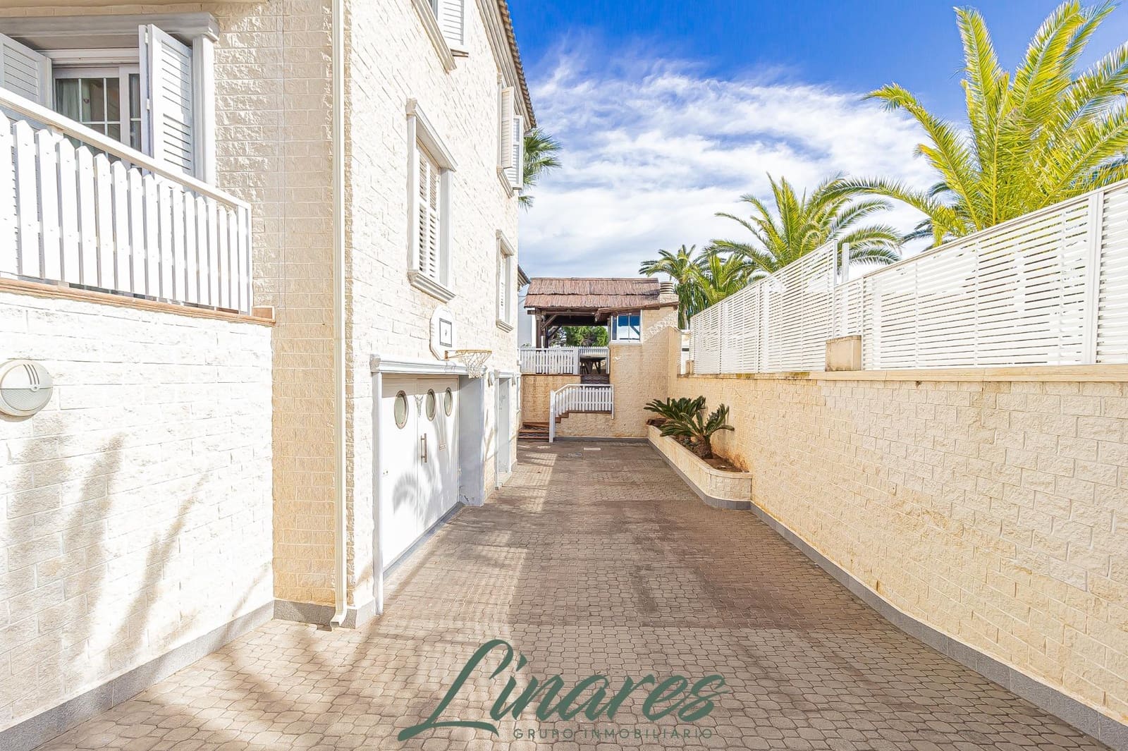 6 bedroom Villa for sale in La Manga del Mar Menor with pool garage - € 1,100,000 (Ref: 9576729)