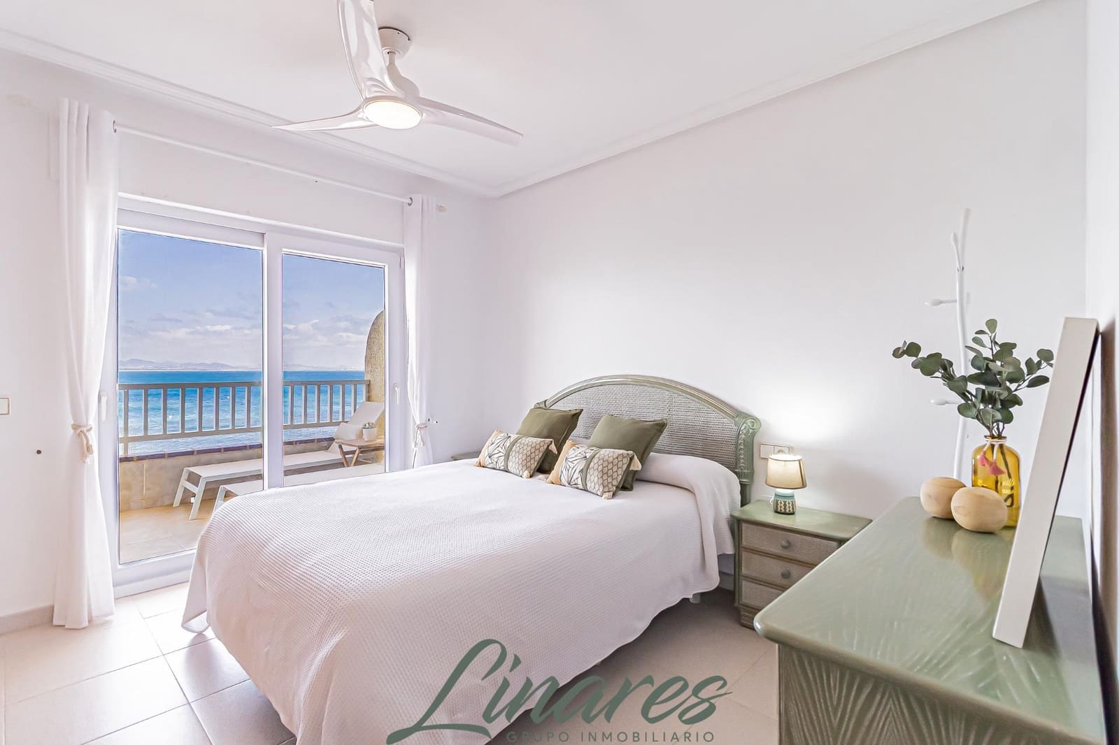 2 sovrum Lägenhet till salu i La Manga del Mar Menor med pool garage - 225 000 € (Ref: 9806641)