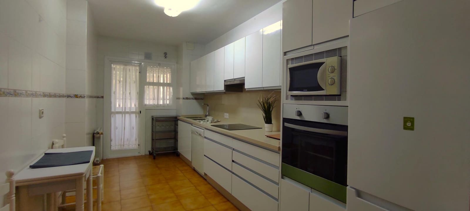 Apartamento de 4 habitaciones en Málaga ciudad en alquiler con garaje - 1.500 € (Ref: 10011618)
