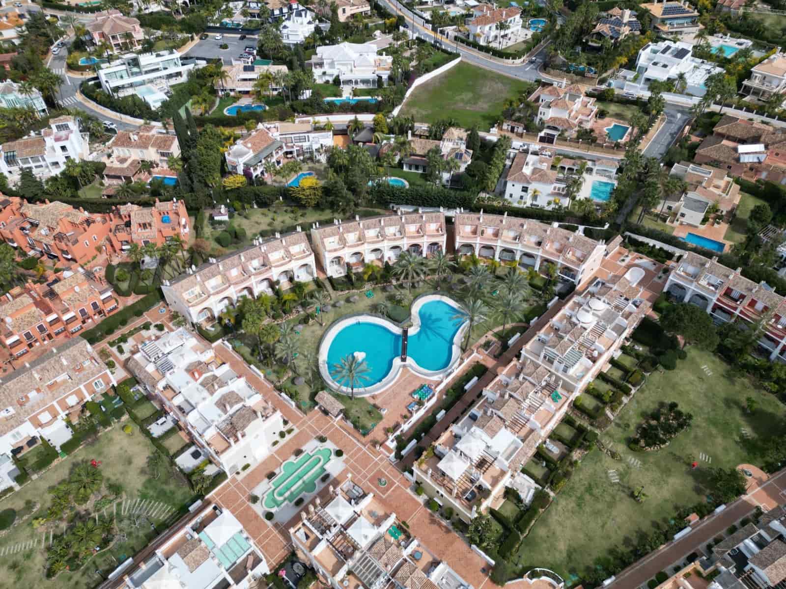4 bedroom Terraced Villa for sale in Marbella with pool garage - € 2,350,000 (Ref: 10017682)