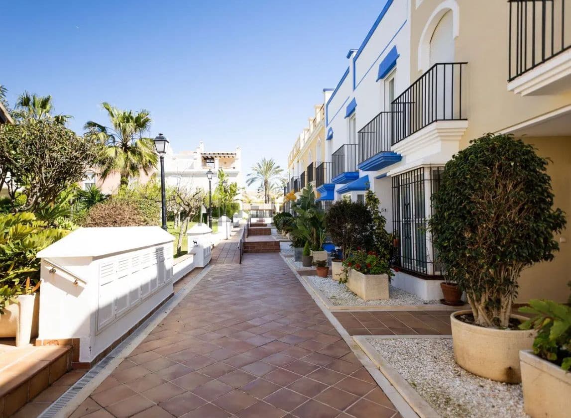 4 bedroom Terraced Villa for sale in Marbella with pool garage - € 2,350,000 (Ref: 10017682)