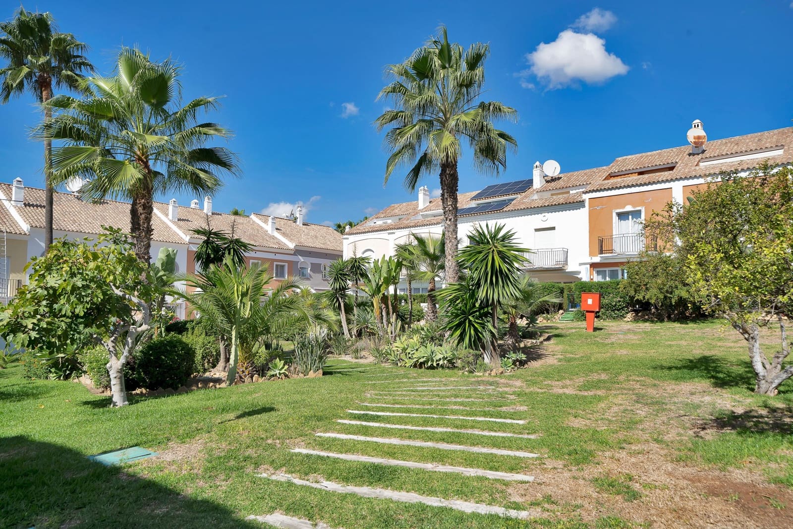4 bedroom Terraced Villa for sale in Marbella with pool garage - € 2,350,000 (Ref: 10017682)