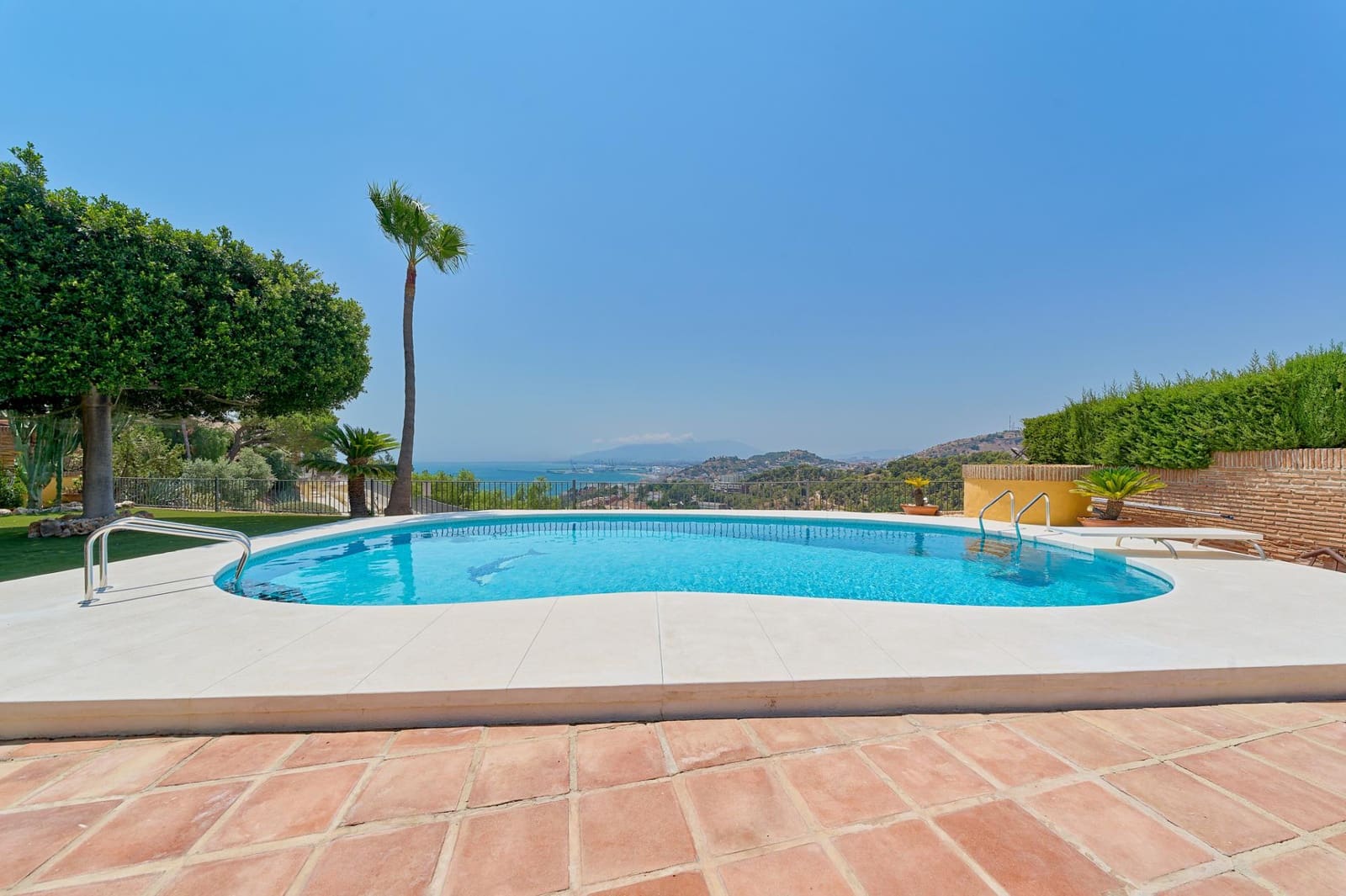 5 bedroom Villa for rent in Malaga city with pool garage - € 8,500 (Ref: 10022636)