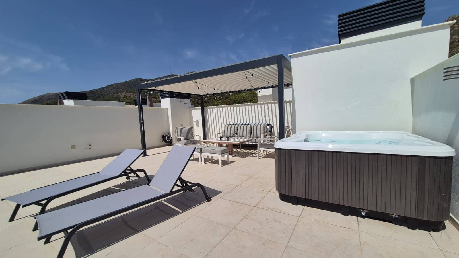3 bedroom Penthouse for rent in Benalmadena with pool garage - € 3,400 (Ref: 10064620)