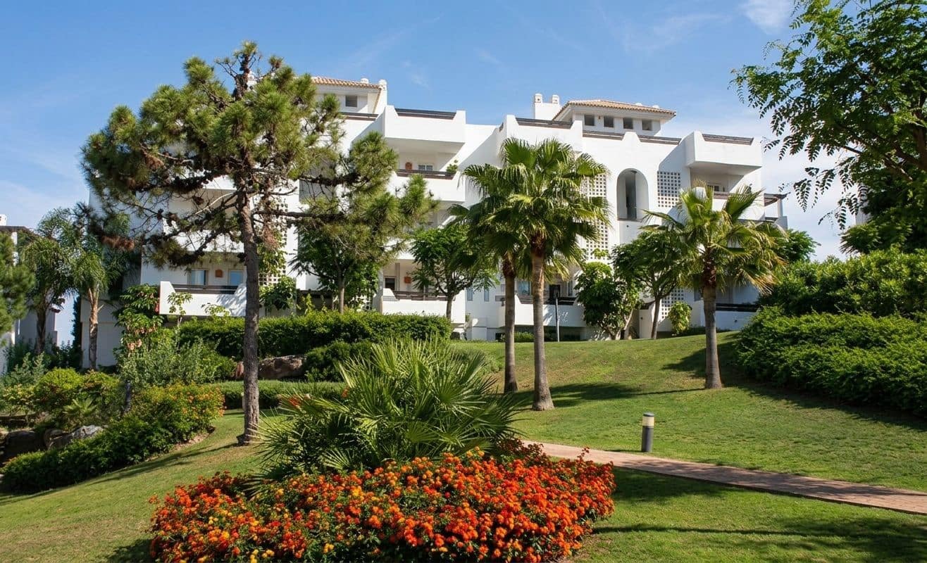 2 bedroom Apartment for rent in Estepona with pool garage - € 1,750 (Ref: 10064621)