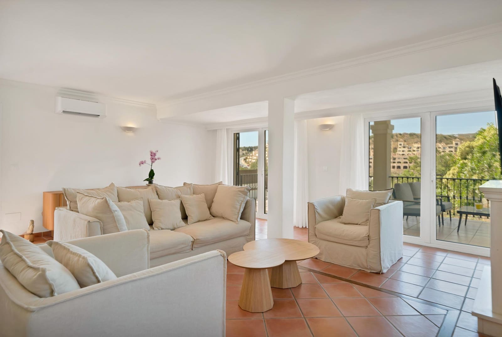 3 slaapkamer Villa te huur in Estepona met zwembad garage - € 5.000 (Ref: 10094560)