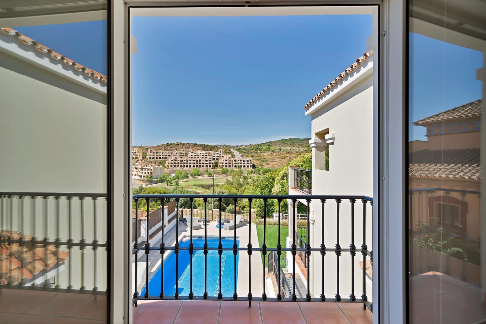 3 slaapkamer Villa te huur in Estepona met zwembad garage - € 5.000 (Ref: 10094560)