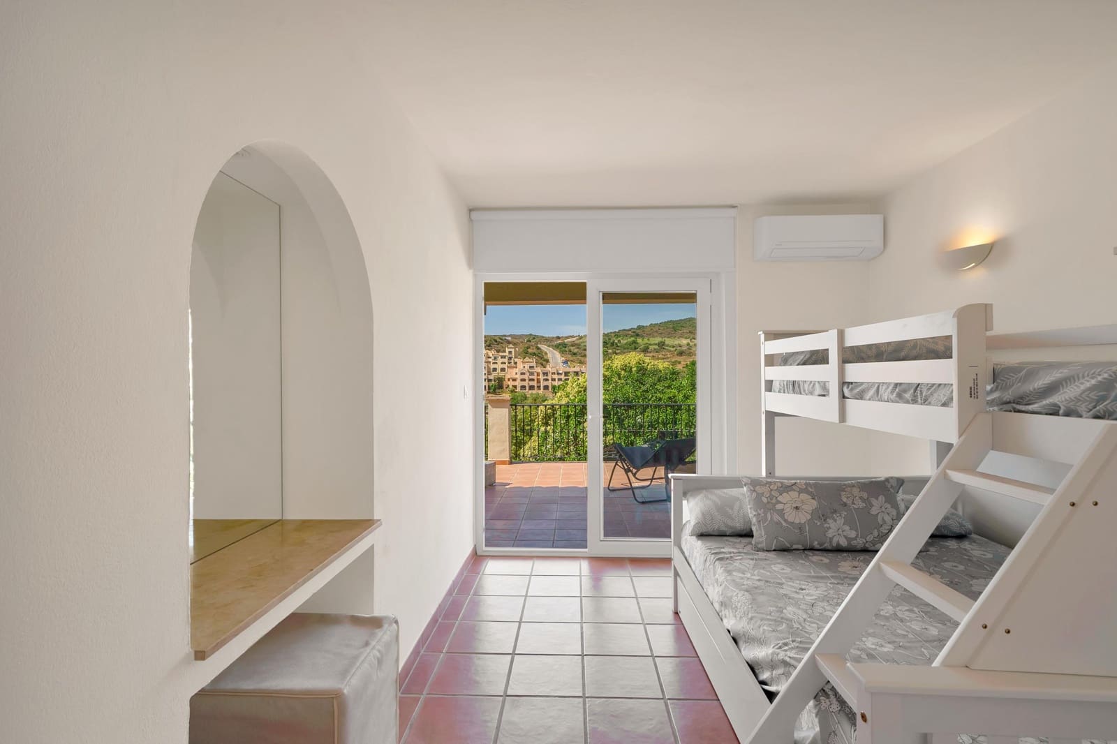 3 slaapkamer Villa te huur in Estepona met zwembad garage - € 5.000 (Ref: 10094560)