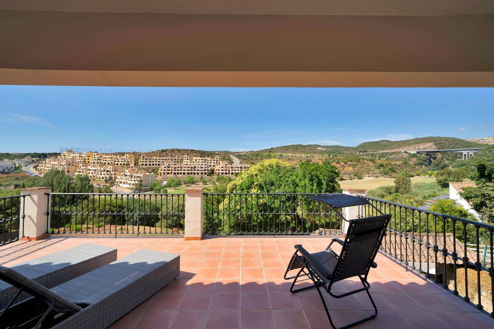 3 slaapkamer Villa te huur in Estepona met zwembad garage - € 5.000 (Ref: 10094560)