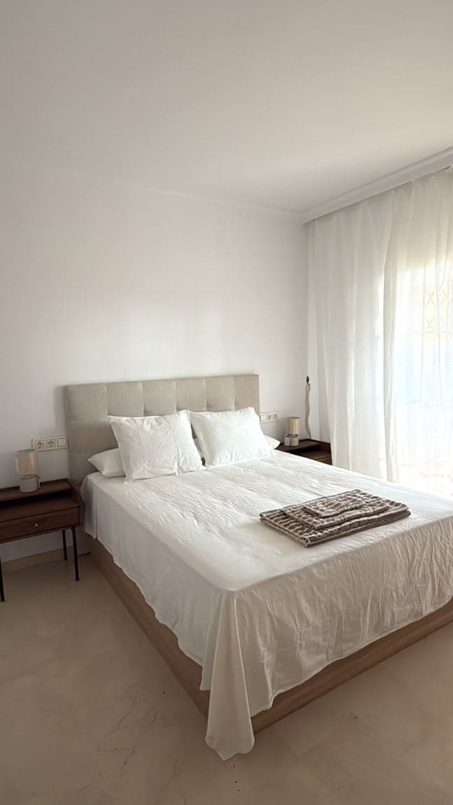 2 bedroom Apartment for rent in Nueva Andalucia with pool garage - € 2,500 (Ref: 10109658)