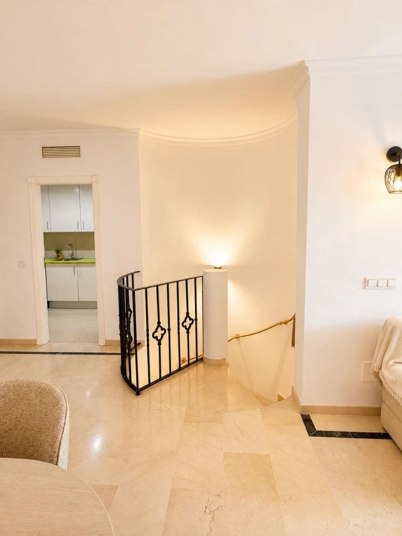 2 bedroom Apartment for rent in Nueva Andalucia with pool garage - € 2,500 (Ref: 10109658)
