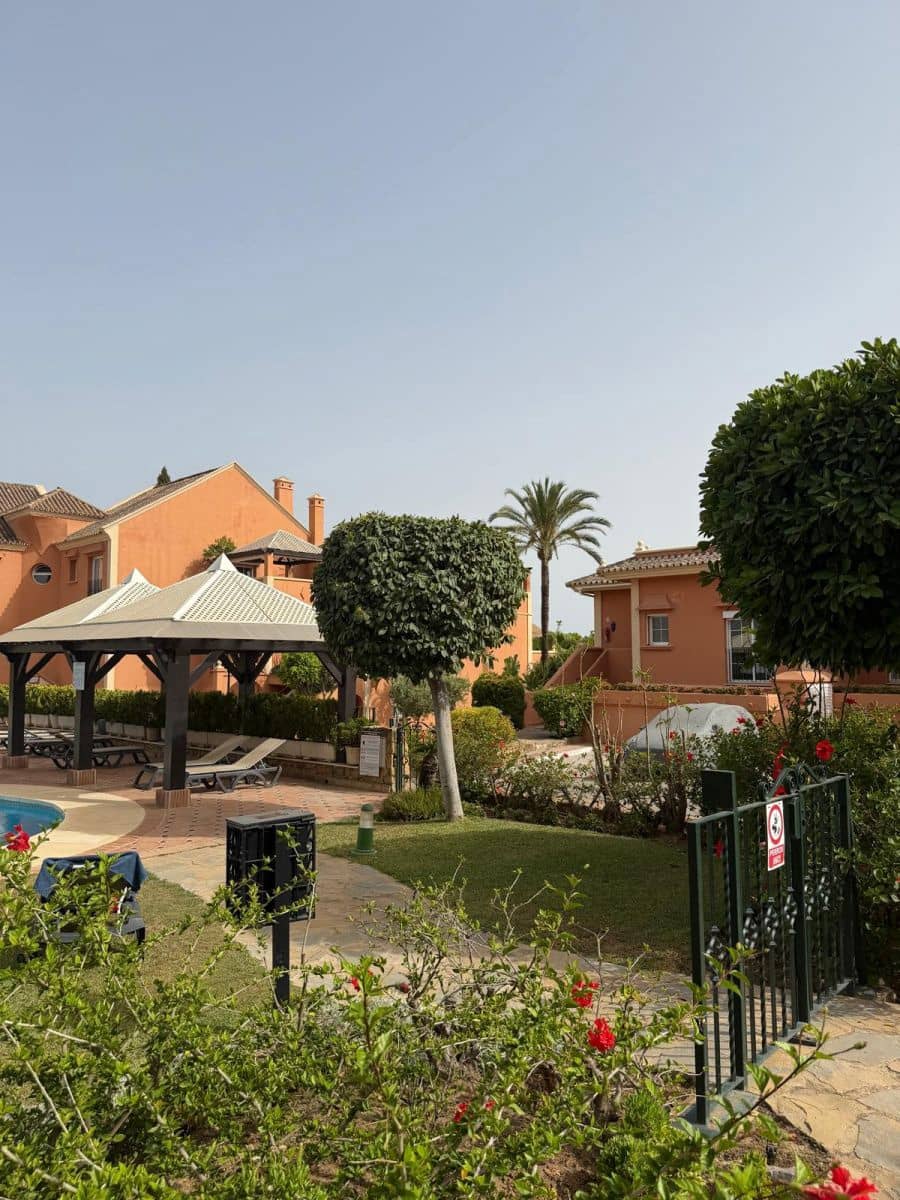 2 bedroom Apartment for rent in Nueva Andalucia with pool garage - € 2,500 (Ref: 10109658)