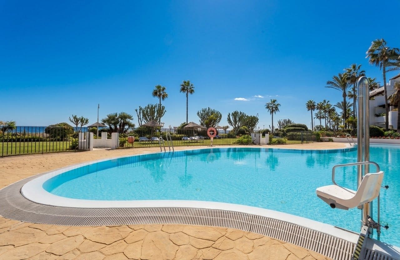 3 soverom Leilighet til leie i Estepona med svømmebasseng garasje - € 4 900 (Ref: 10157862)
