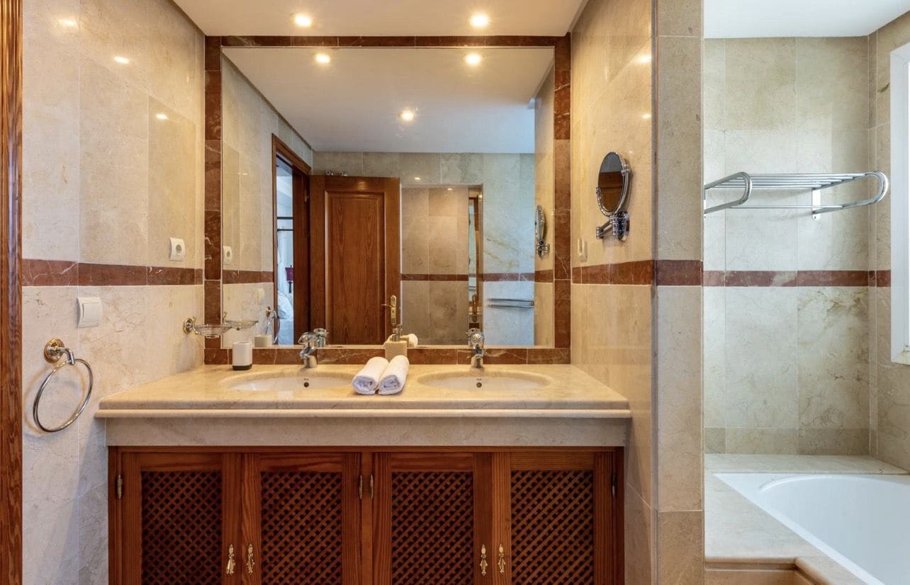 3 soverom Leilighet til leie i Estepona med svømmebasseng garasje - € 4 900 (Ref: 10157862)
