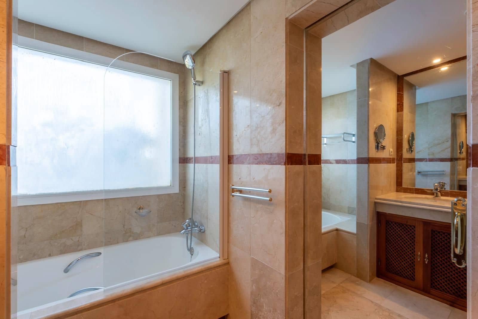 3 soverom Leilighet til leie i Estepona med svømmebasseng garasje - € 4 900 (Ref: 10157862)