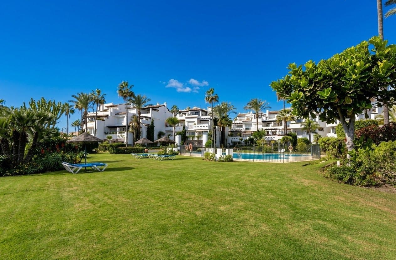 3 soverom Leilighet til leie i Estepona med svømmebasseng garasje - € 4 900 (Ref: 10157862)