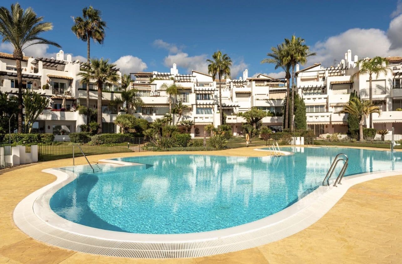 3 soverom Leilighet til leie i Estepona med svømmebasseng garasje - € 4 900 (Ref: 10157862)