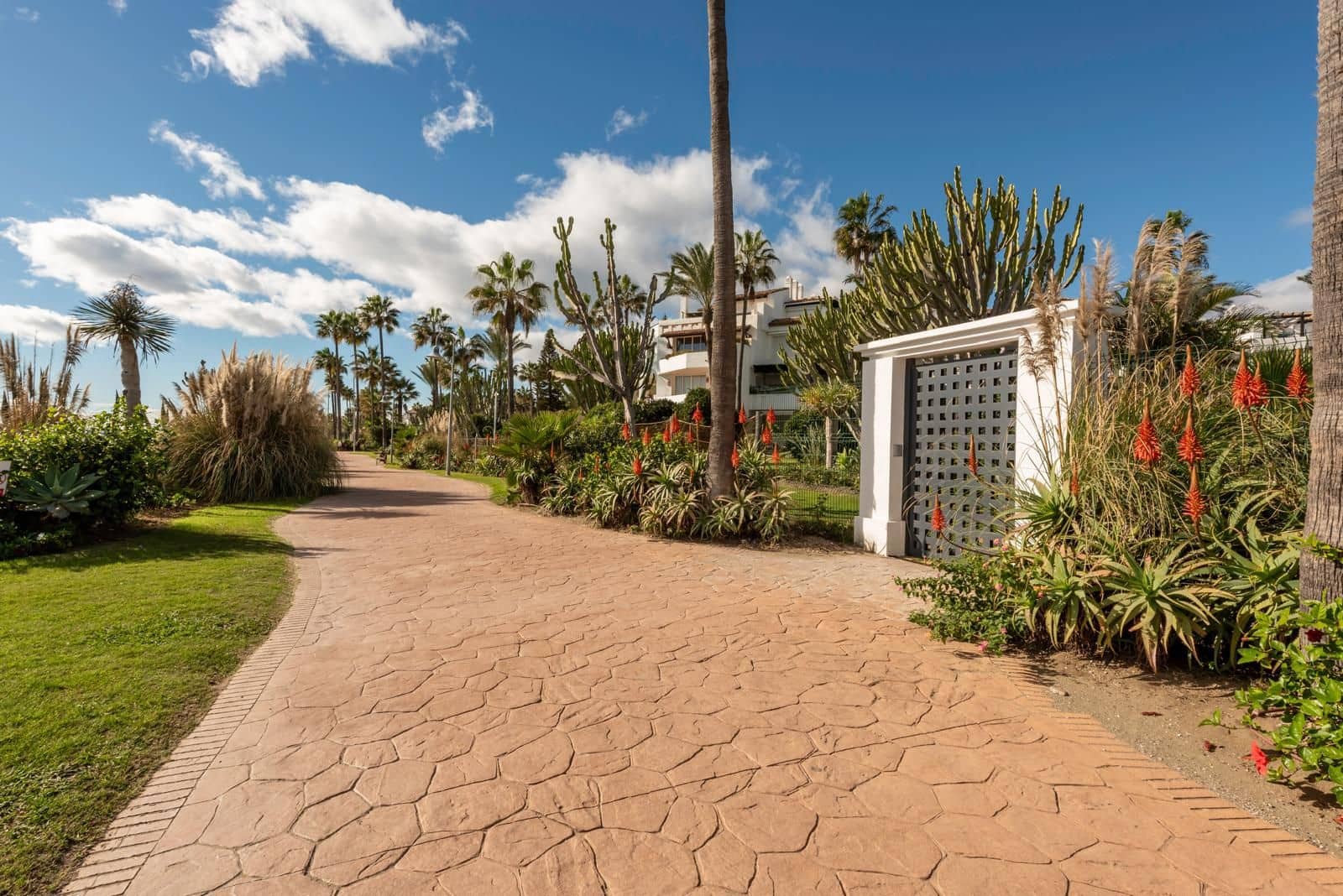 3 soverom Leilighet til leie i Estepona med svømmebasseng garasje - € 4 900 (Ref: 10157862)