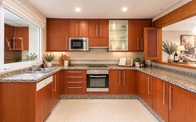 3 bedroom Apartment for rent in Estepona with pool garage - € 4,900 (Ref: 10157862)
