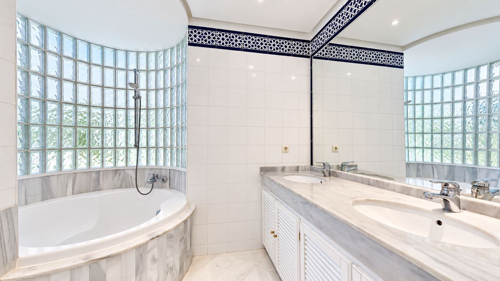2 slaapkamer Appartement te koop in La Mairena met zwembad garage - € 319.000 (Ref: 10159629)