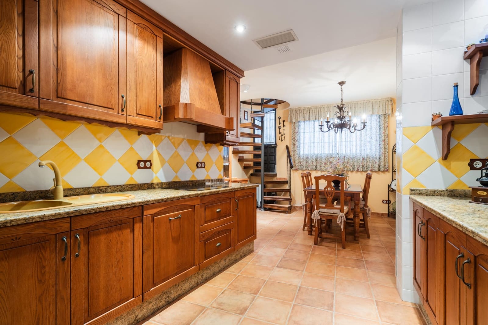 4 slaapkamer Rijtjeshuis te koop in Istan - € 330.000 (Ref: 10161755)