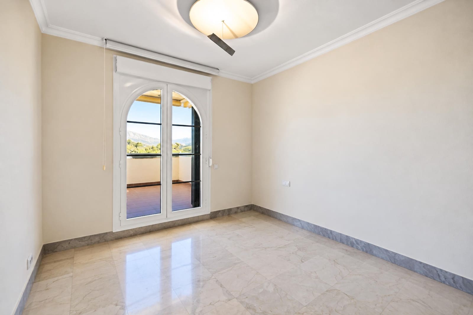 2 slaapkamer Appartement te koop in Nueva Andalucia met zwembad garage - € 500.000 (Ref: 10173875)