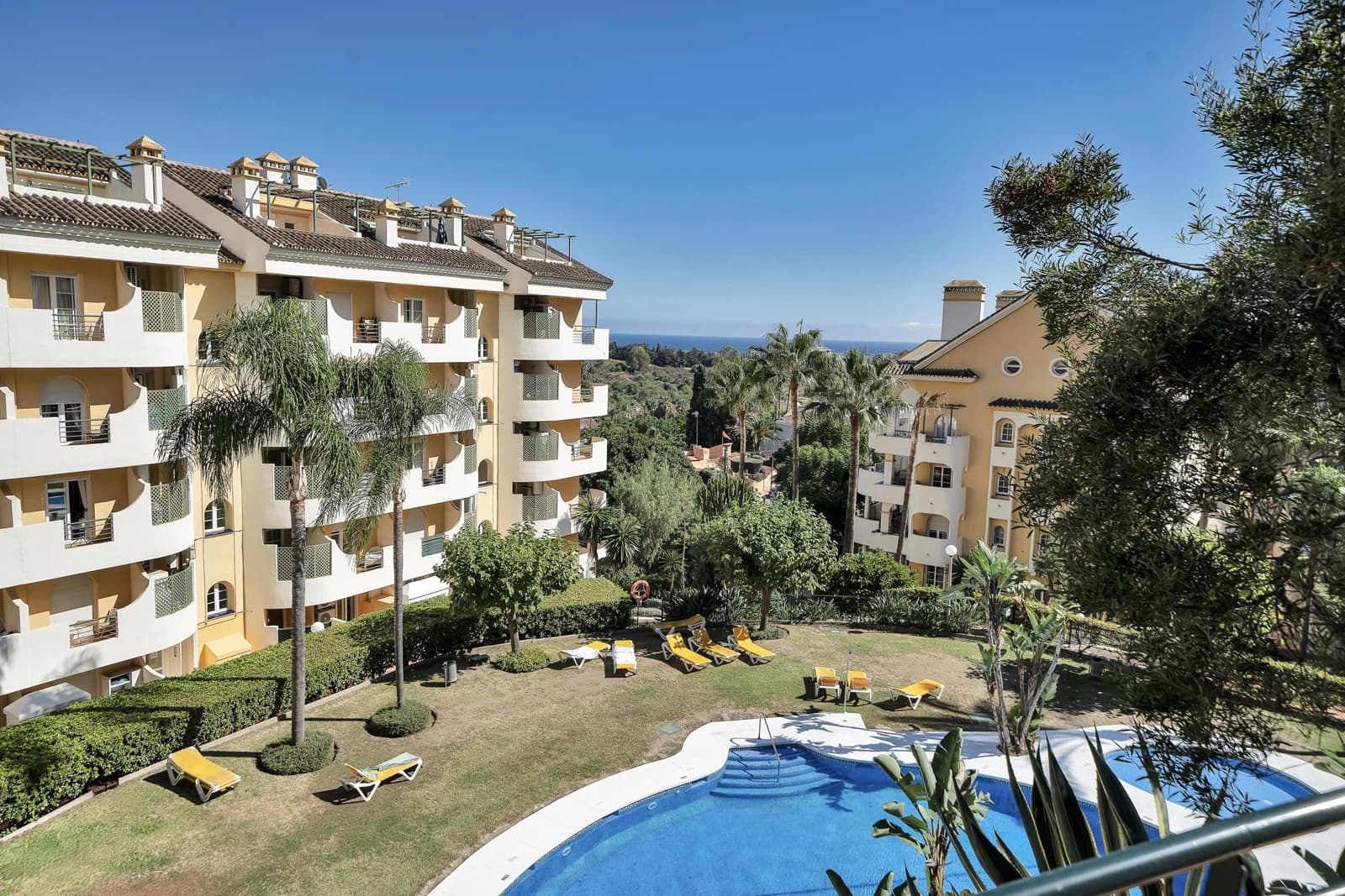 2 slaapkamer Appartement te koop in Nueva Andalucia met zwembad garage - € 500.000 (Ref: 10173875)